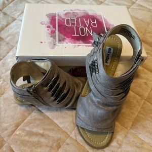 Ellie sandals new in box